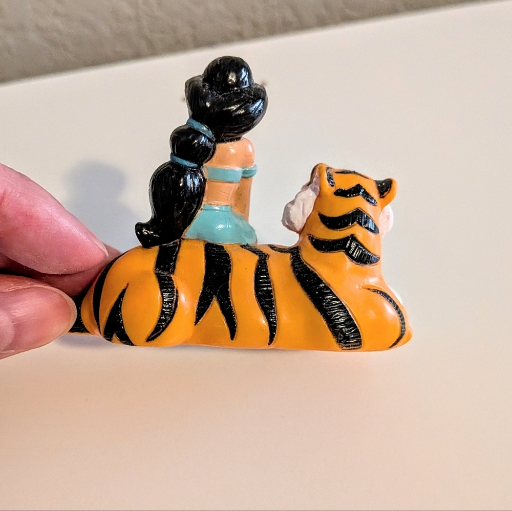Disney Aladdin and Jasmine Figurine Collection - Picture 4 of 16